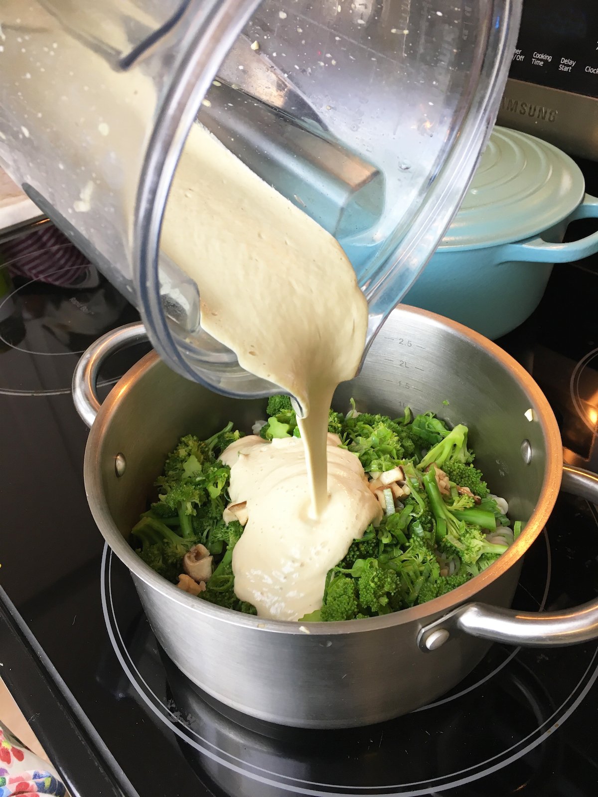 Creamy cashew and mushroom pasta sauce!