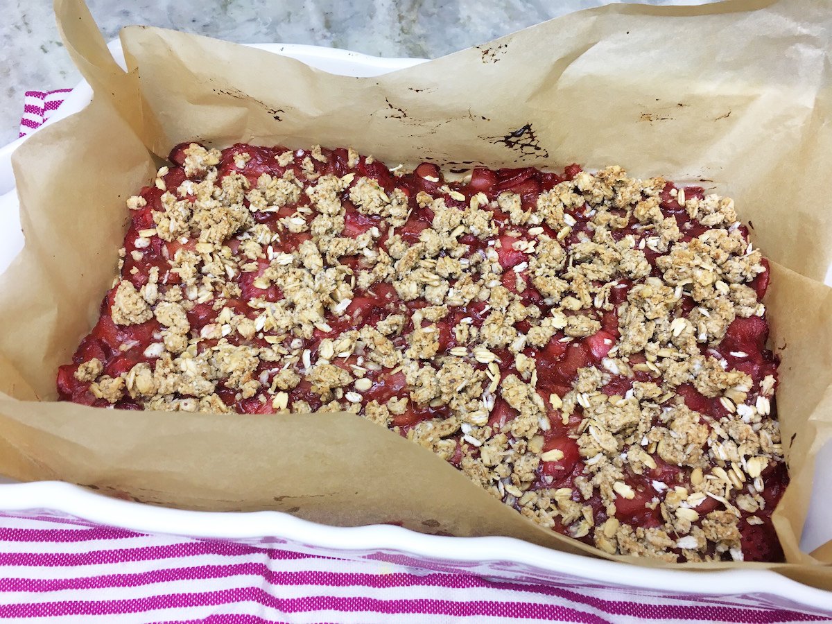 Vegan Baked Strawberry Rhubarb Crumble